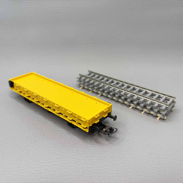 Wagon plat à rebords bas à ranchers avec chargement rails, RLF - PIKO 27734