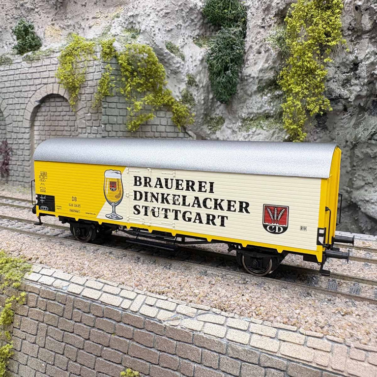 Wagon couvert frigorifique de type Tnfhs 38, Brasserie Dinkelacker, DB, Ep. III - BRAWA 50958 - HO 1/87
