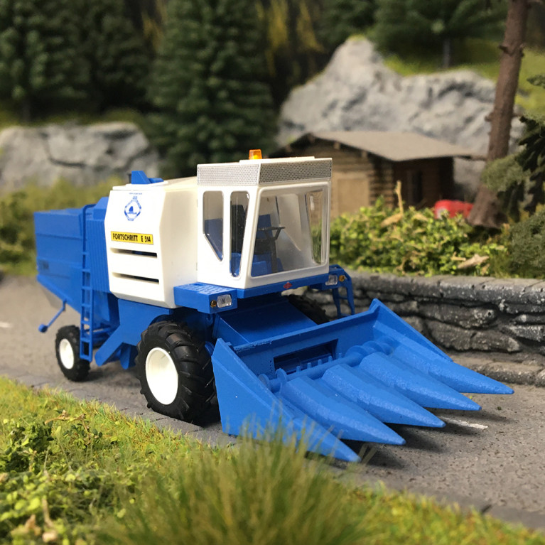 Moissoneuse-batteuse, Fortschritt E514, bleu/blanc, cueilleur à maïs - BUSCH 40184 - HO 1/87