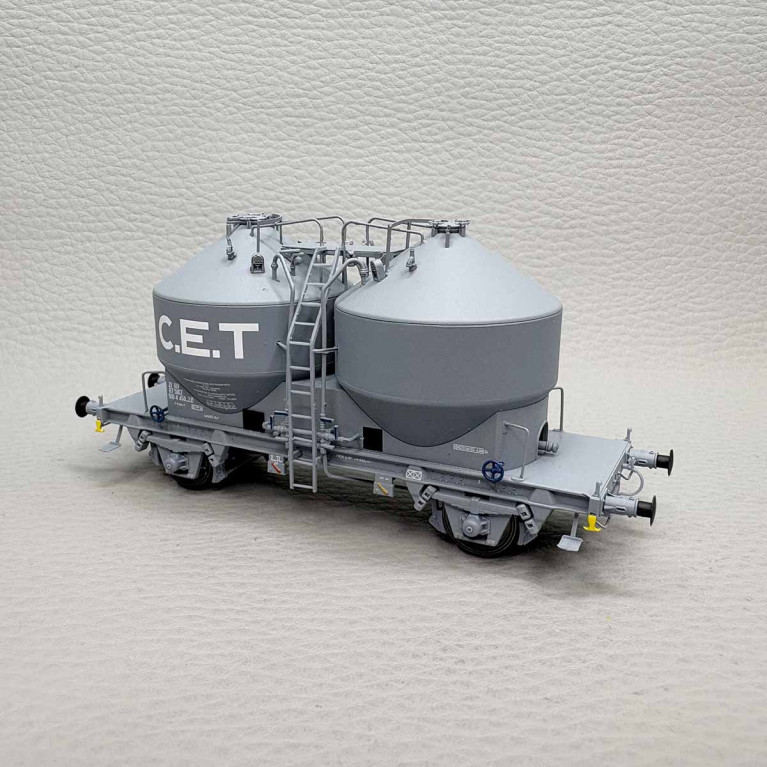 R37 43112 - Wagon cimentier 2 essieux, décoration "C.E.T.", SNCF