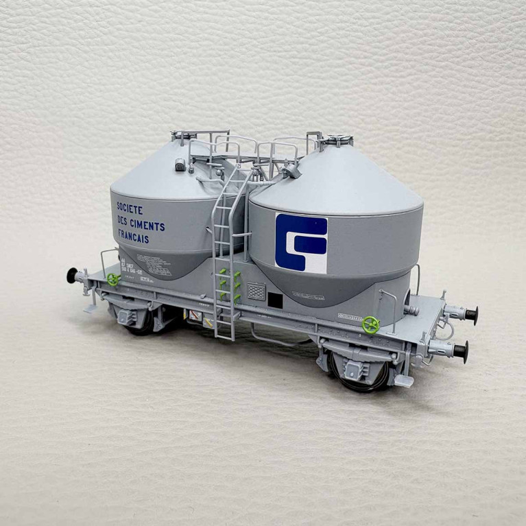 R37 43114 - Wagon cimentier 2 essieux, décoration "Société des Ciments Français", SNCF