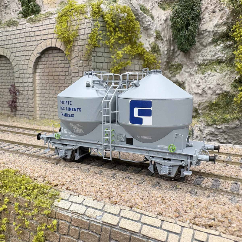 Wagon cimentier 2 essieux, décoration "Société des Ciments Français", SNCF, Ep. IV - R37 43114 - HO 1/87