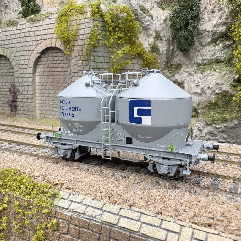 Wagon cimentier 2 essieux, décoration "Société des Ciments Français", SNCF, Ep. IV - R37 43114 - HO 1/87