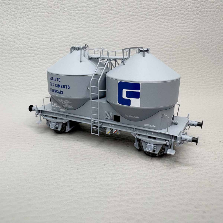 R37 43114 - Wagon cimentier 2 essieux, décoration "Société des Ciments Français", SNCF