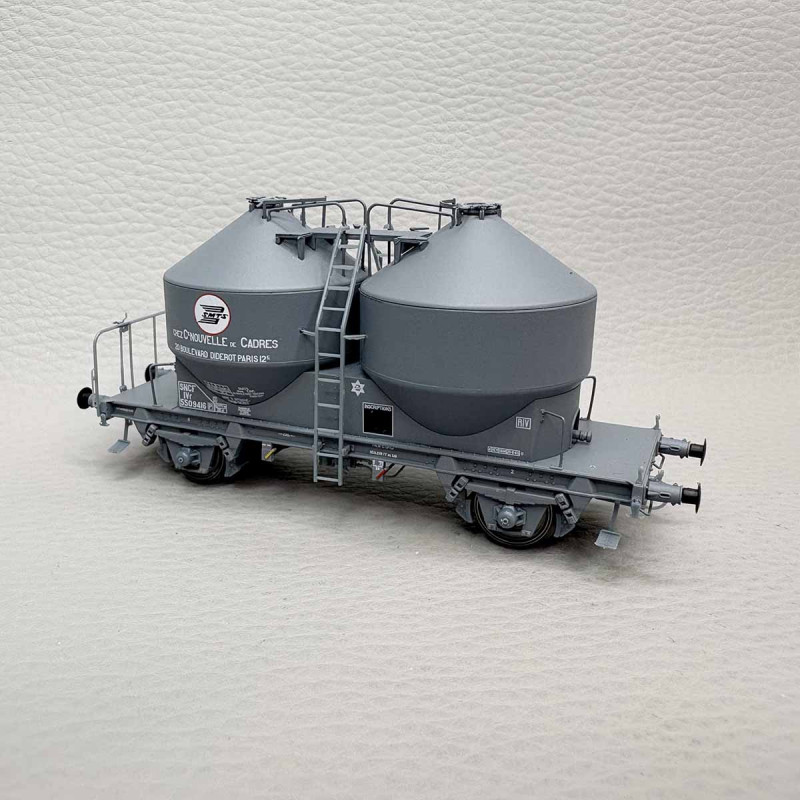 R37 43120 - Wagon cimentier 2 essieux, décoration "SMTS chez CNC", SNCF