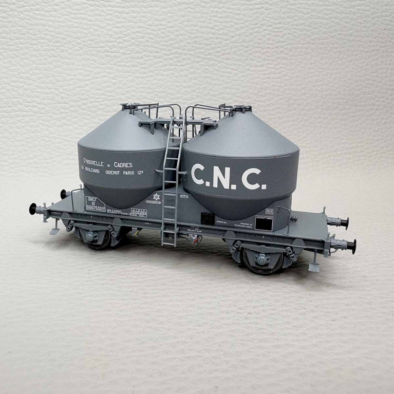 R37 43121 - Wagon cimentier 2 essieux, décoration "C.N.C.", SNCF