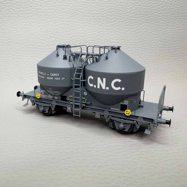 R37 43122 - Wagon cimentier 2 essieux, décoration "C.N.C.", SNCF