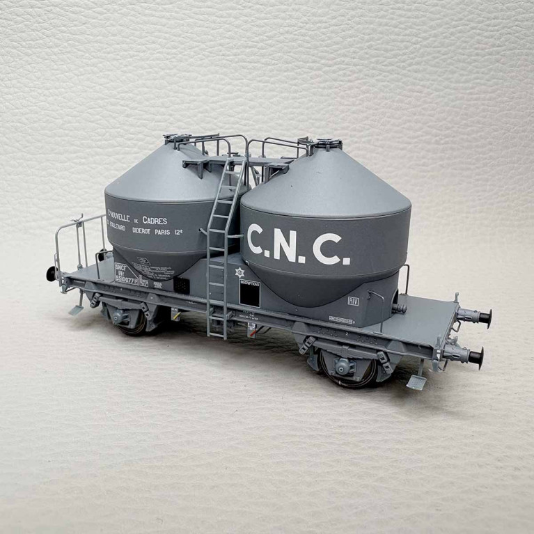 R37 43122 - Wagon cimentier 2 essieux, décoration "C.N.C.", SNCF
