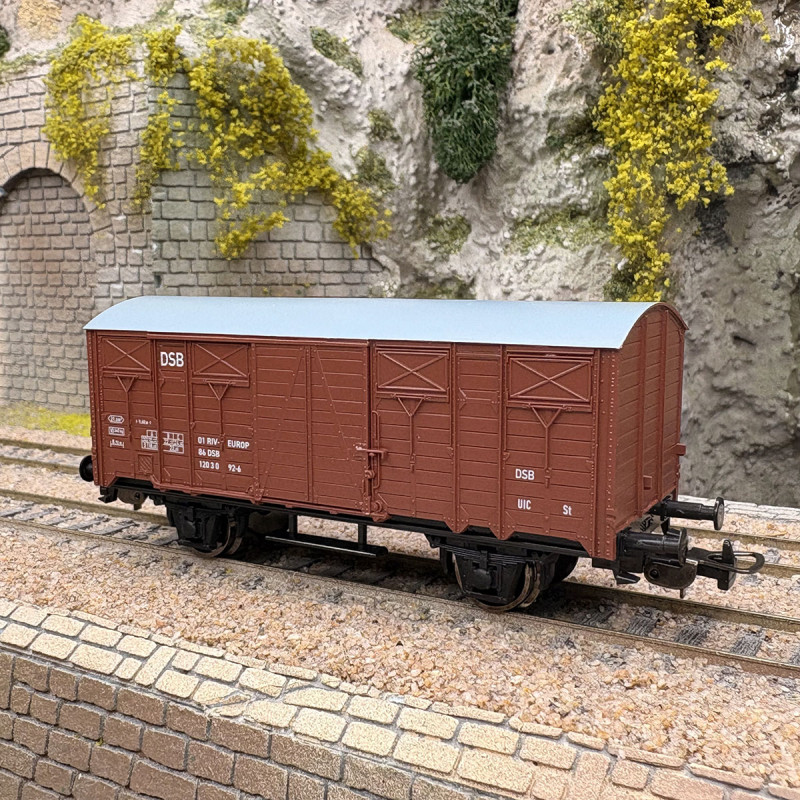 Wagon couvert 2 essieux type Gkks, DSB, Ep. IV - PIKO 27732 - HO 1/87