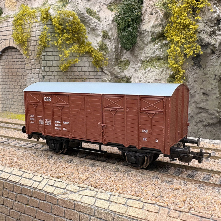 Wagon couvert 2 essieux type Gkks, DSB, Ep. IV - PIKO 27732 - HO 1/87