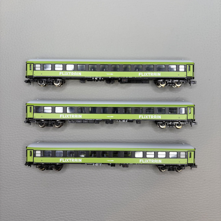 3 voitures voyageurs type Bmmz 264.4F et 264.4, 2CL, "FlixTrain", Trainpool - MINITRIX 15462