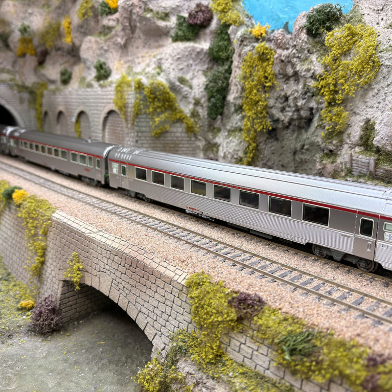 4 voitures Inox, TEE Mistral, "Jules vernes", restaurant / bar, SNCF, Ep. IV, éclairage - JOUEF HJ4205 - HO 1/87