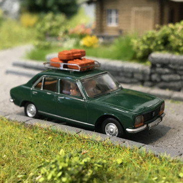 Peugeot 504, vert, personnages, galerie et valises - SAI 1825 - HO 1/87