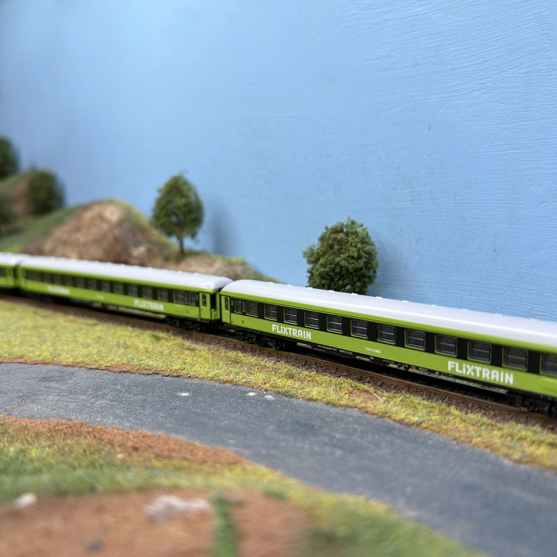 3 voitures voyageurs type Bmmz 264.4F et 264.4, 2CL, "FlixTrain", Trainpool, Ep. VI - MARKLIN 87403 - Z 1/220