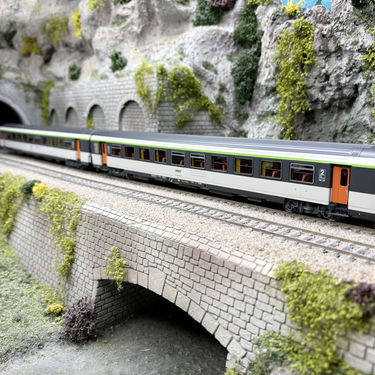 2 voitures Corail, Vtu, B10tu et B11tu, livrée Corail, logo Encadré, SNCF, Ep. IV - LSMODELS E200 - HO 1/87