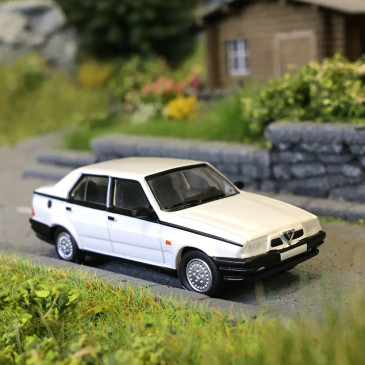 Alfa Roméo 75, blanc, 1988 - PCX 870784 - HO 1/87