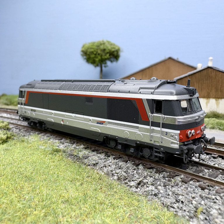 Locomotive diesel, BB 67421, Livrée "Multiservice", Nevers, SNCF, Ep. V et VI - REE NW-338 - N 1/160