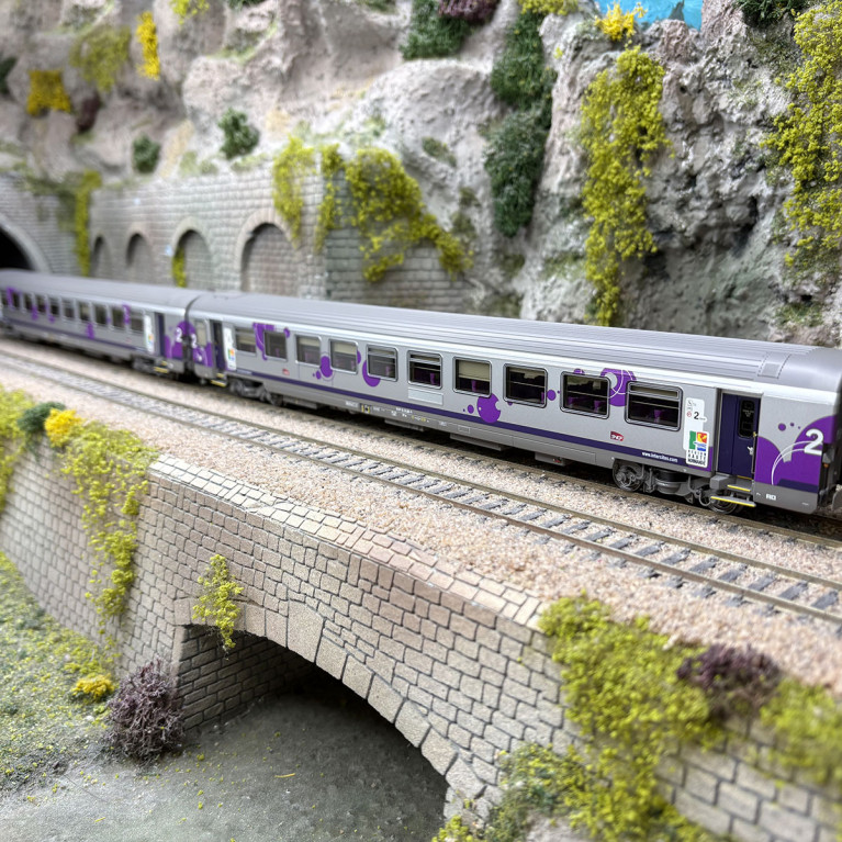 2 voitures, Vtu réversible, B11tu, 2CL, Région Haute Normandie, SNCF, Ep. VI, éclairage - LSMODELS 41212 - HO 1/87