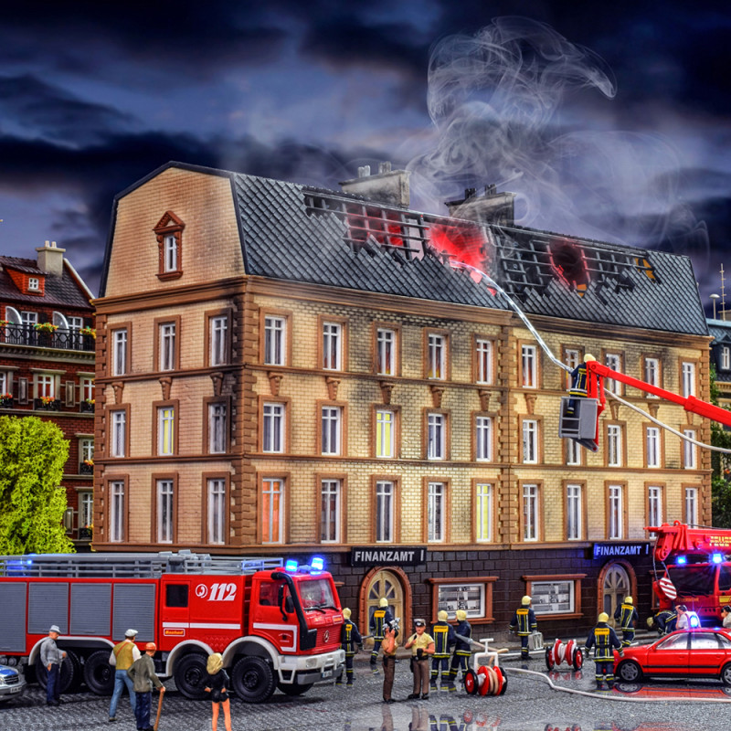 Bureau des finances, en feu, avec éclairage LED, générateur de fumée, tablettes de couleur - VOLLMER 43785 - HO 1/87