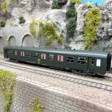 Voiture USI, B10t U61, 2CL, caisse longue, logo Encadré jaune, SNCF, Ep. IVa, éclairage - LSMODELS MW40031 - HO 1/87