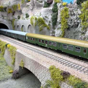 3 voitures voyageurs type Bmh, 2CL, DR, Ep. IV, éclairage - MARKLIN 42580 - HO 1/87