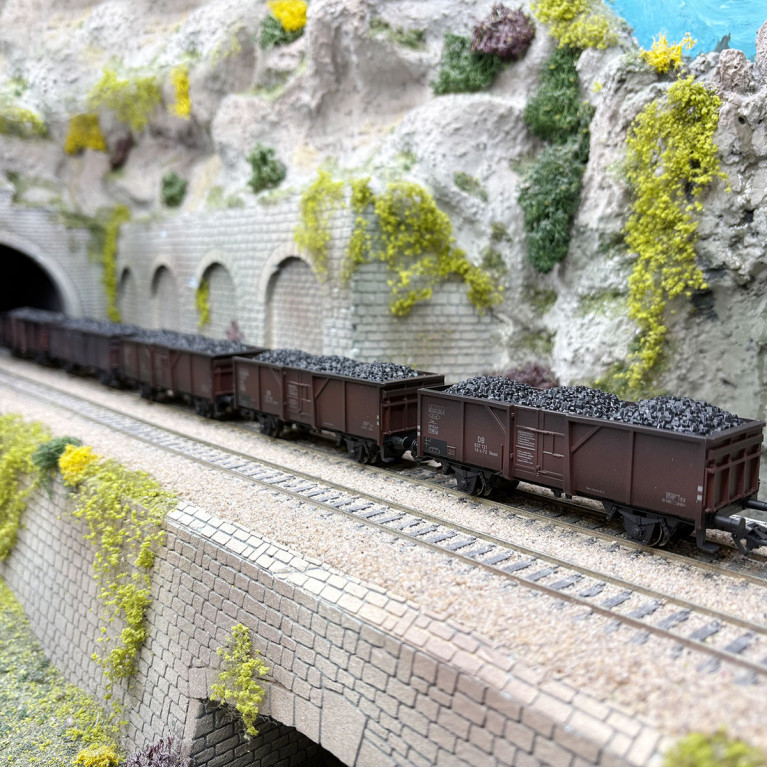 5 wagons tombereaux à déchargement centrale type Fd-z-72 Ommv, DB, Ep. III - MARKLIN 44311- HO 1/87