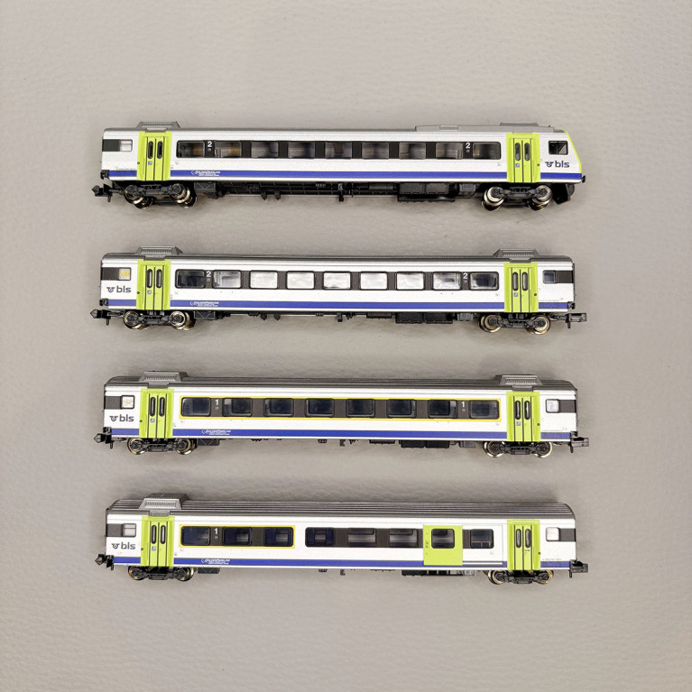 4 voitures voyageurs du "Goldenpassline", train Express, BLS - MINITRIX 18293