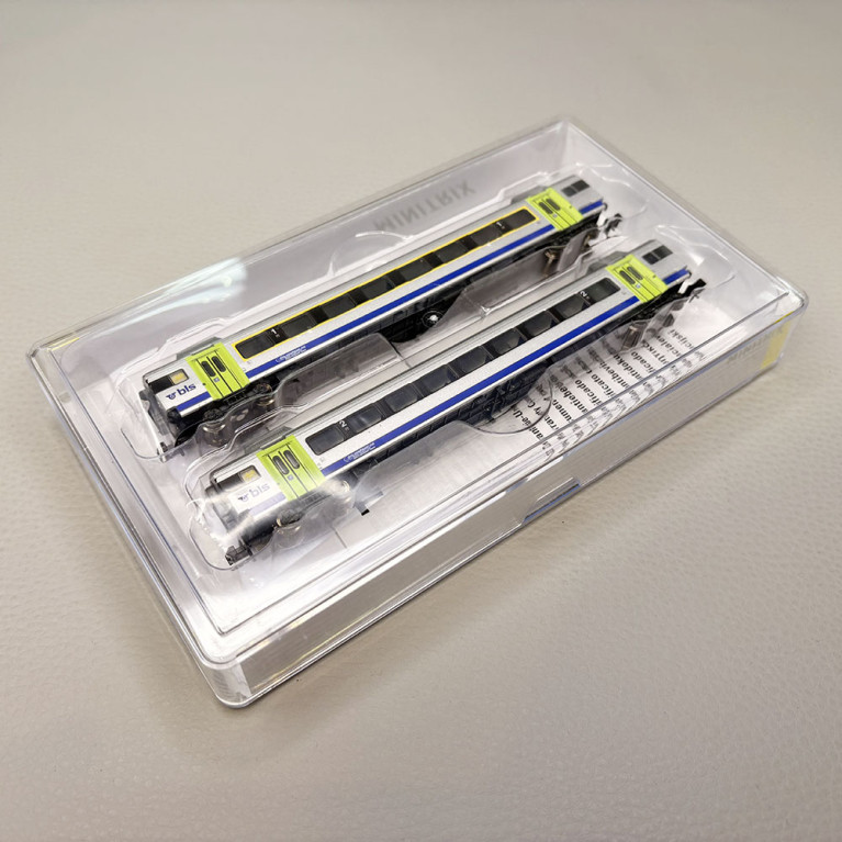 2 voitures voyageurs du "Goldenpassline", train Express, BLS - MINITRIX 18294