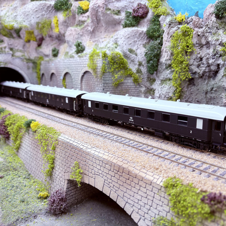 3 voitures voyageurs de type Bau, "ex-DRG", MAV, Ep. III et IV - ROCO 6200132 - HO 1/87