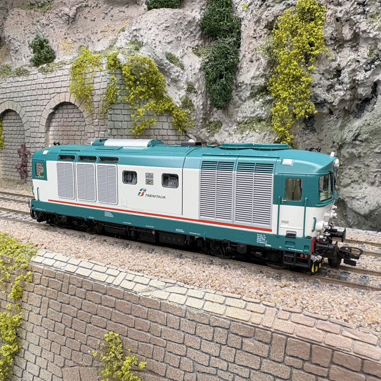 Locomotive diesel D.445 1106, XMPR "Trenitalia", FS, Ep. VI, digital son + fumée - PIKO 55932 - HO 1/87