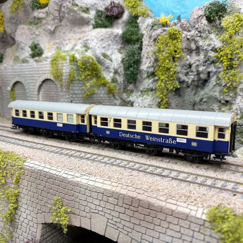 2 voitures voyageurs de type WG3yge 835, route des vins allemande "Deutsche Weinstrabe", DB, Ep. IV - MARKLIN 43188 - HO 1/87