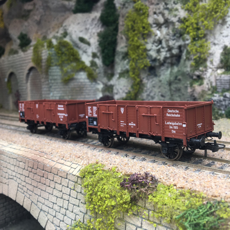 Coffret de 2 Wagons tombereaux Ludwigshafen caisse métallique, 34120 Om, 34199 Om, DR, Ep. III - REE MODELES WB928 - HO 1/87