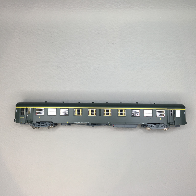 Voiture USI, wagons long, A4t4t U62, bogies Y24, chauffage autonome, marquage 1956, SNCF, Ep. IIId - LSMODELS 40030 - HO 1/87