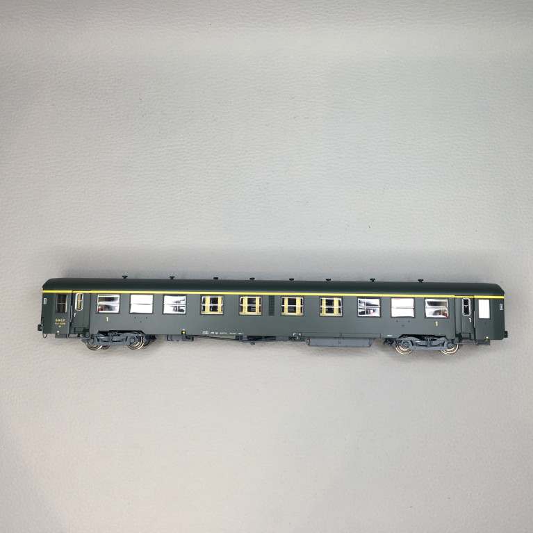 Voiture USI, wagons long, A4t4t U62, bogies Y24, chauffage autonome, marquage 1956, SNCF, Ep. IIId - LSMODELS 40030 - HO 1/87