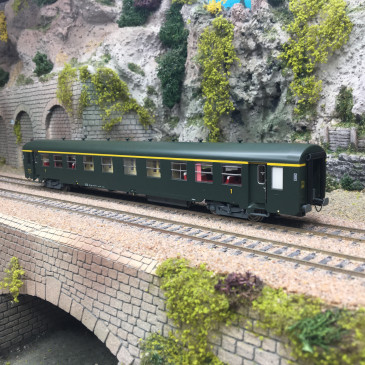 Voiture USI, wagons long, A4t4t U62, bogies Y24, chauffage autonome, marquage 1956, SNCF, Ep. IIId - LSMODELS 40030 - HO 1/87