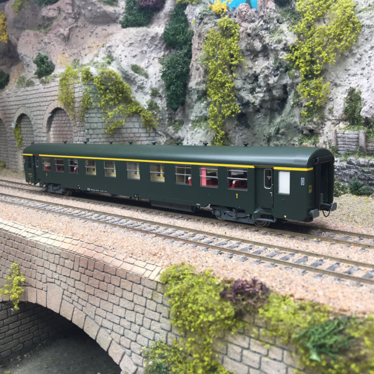 Voiture USI, wagons long, A4t4t U62, bogies Y24, chauffage autonome, marquage 1956, SNCF, Ep. IIId - LSMODELS 40030 - HO 1/87