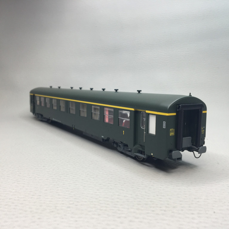 Lsmodels MW40030 - Voiture USI, wagons long, A4t4t U62, vert, bogies Y24, chauffage autonome, marquage 1956, SNCF, Ep. IIId, écl