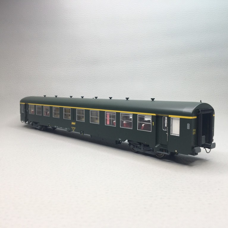 Lsmodels MW40033 - Voiture USI, wagons long, A4t4t U62, bogies Y24, chauffage autonome, SNCF, Ep. IVa, éclairage