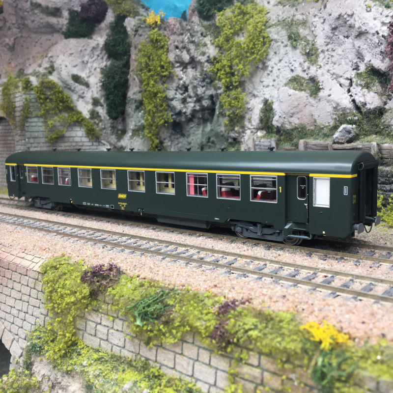 Voiture USI, wagons long, A4t4t U62, bogies Y24, chauffage autonome, marquage 1956, SNCF, Ep. IVa - LSMODELS 40033 - HO 1/87