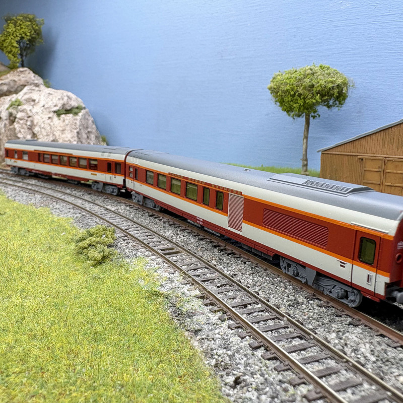 2 voitures "Grand Confort", TEE, mixte fourgon et restaurant, SNCF, Ep. IV, éclairage - MINITRIX 15692 - N 1/160