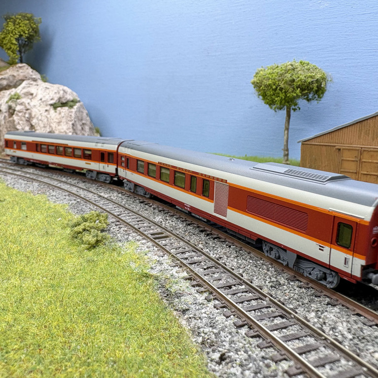 2 voitures "Grand Confort", TEE, mixte fourgon et restaurant, SNCF, Ep. IV, éclairage - MINITRIX 15692 - N 1/160