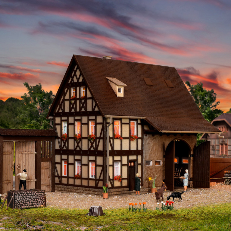 Ferme avec grange et portail de cour - VOLLMER 43731 - HO 1/87