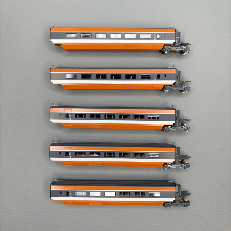 TGV PSE  "Sud Est", rame N°84, 5 éléments dont BAR , SNCF  - KATO 10-2084