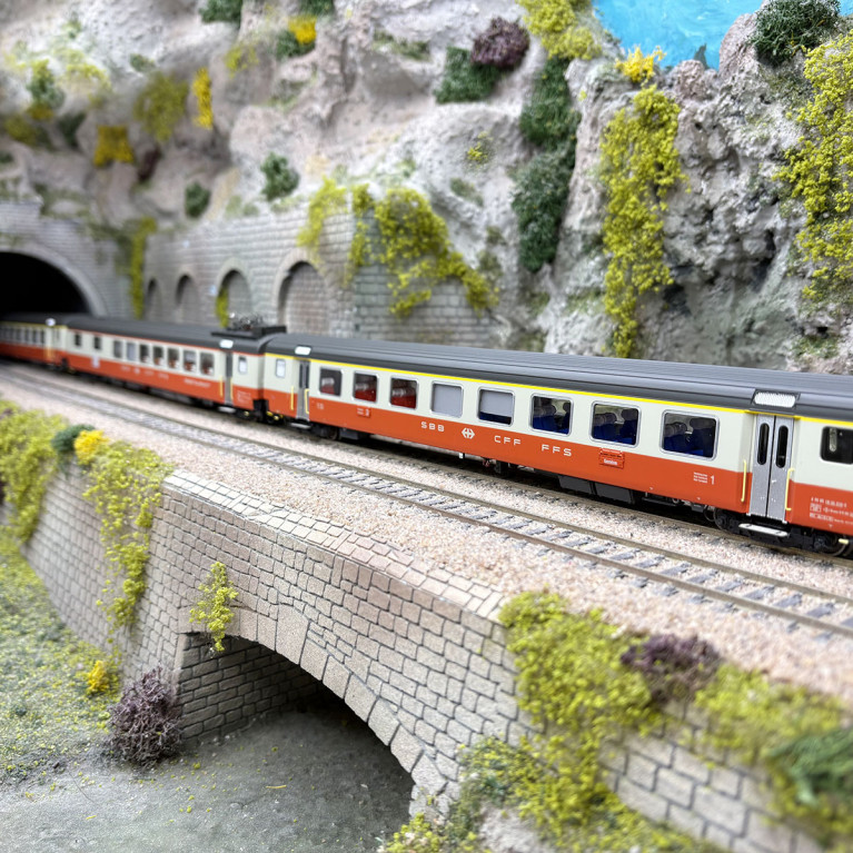 8 voitures "Train Interville", Swiss Express, (St. Gallen - Genève), SBB CFF FFS, Ep. IV - LSMODELS MW2108-1DC - HO 1/87