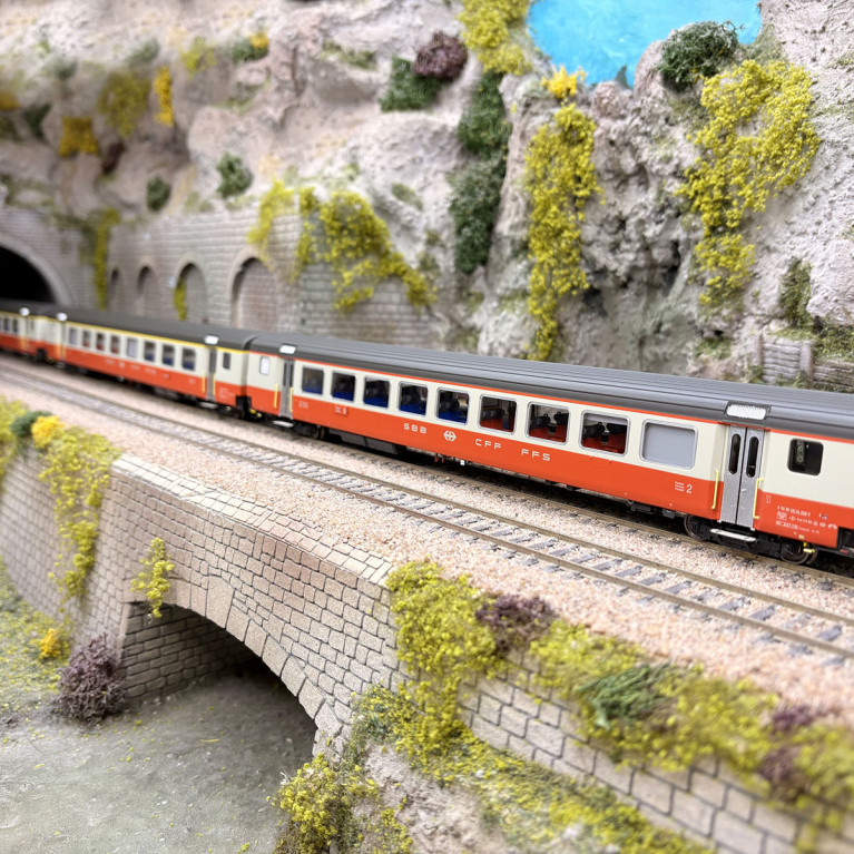 3 voitures "Train Interville", Swiss Express, (St. Gall - Genève), SBB CFF FFS, Ep. IV - LSMODELS MW2108-3DC - HO 1/87