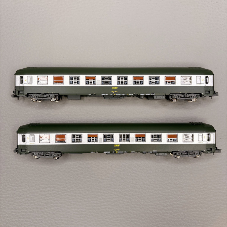 2 voitures couchettes UIC B9c9x, 2CL, logo jaune encadré, SNCF - REE NW-344