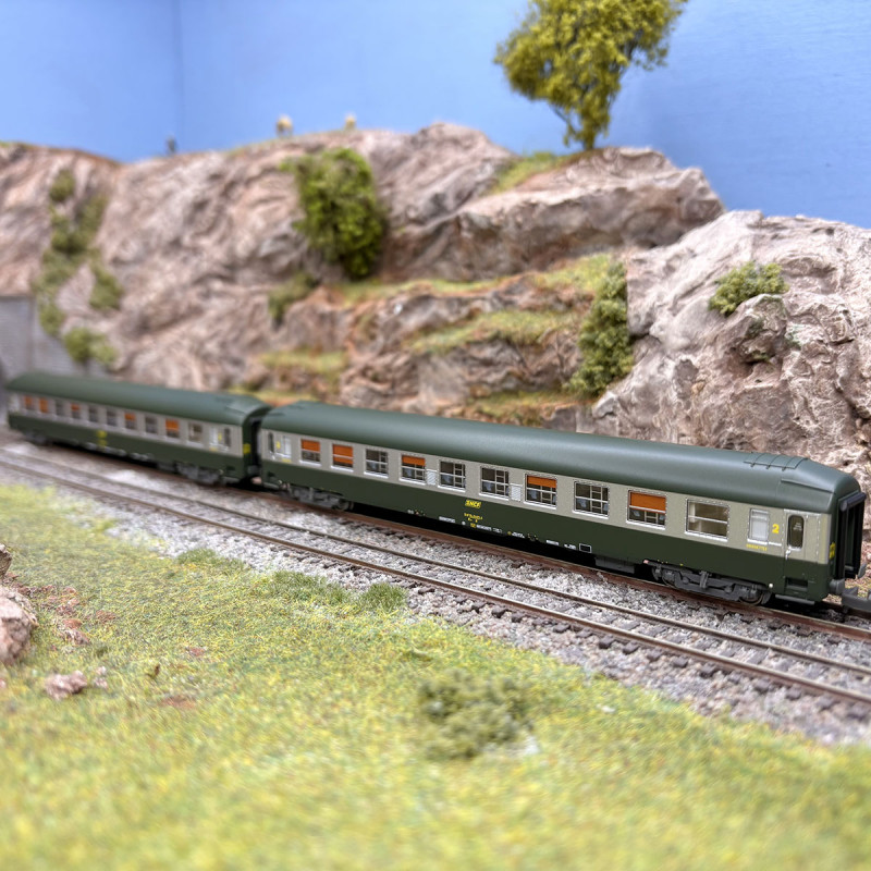 2 voitures couchettes UIC B9c9x, 2CL, logo jaune encadré, SNCF, Ep. IV - REE NW-344 - N 1/160