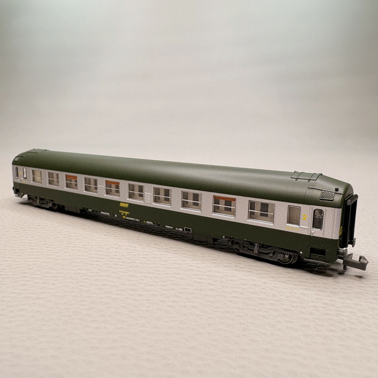 Voiture couchettes UIC B9c9x, 2CL, logo jaune encadré, SNCF - REE NW-345