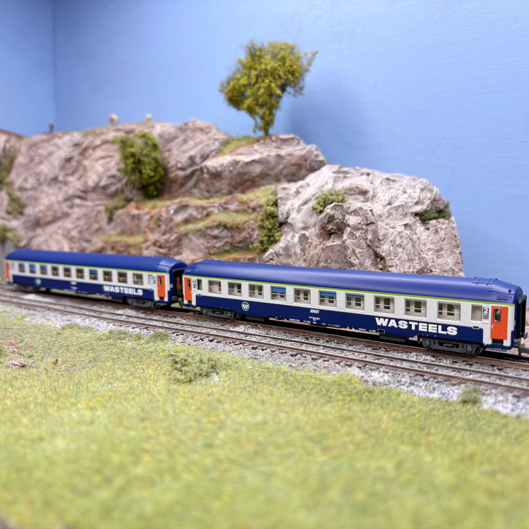 2 voitures couchettes UIC B9c9x, 2CL, livrée "Wasteels", logo blanc encadré, SNCF, Ep. IV - REE NW-348 - N 1/160