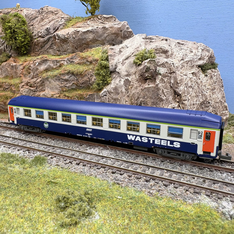 Voiture couchettes UIC B9c9x, 2CL, livrée "Wasteels", logo blanc encadré, SNCF, Ep. IV - REE NW-349 - N 1/160